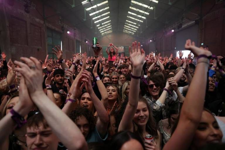 Nakon Španjolske i Britanija organizirala eksperimentalni koncert - tisuće mladih partijali bez maski i distance